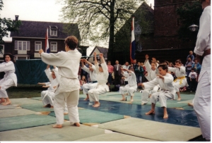 F21 Judoclub geeft demonstratie op Koninginnedag, 1994